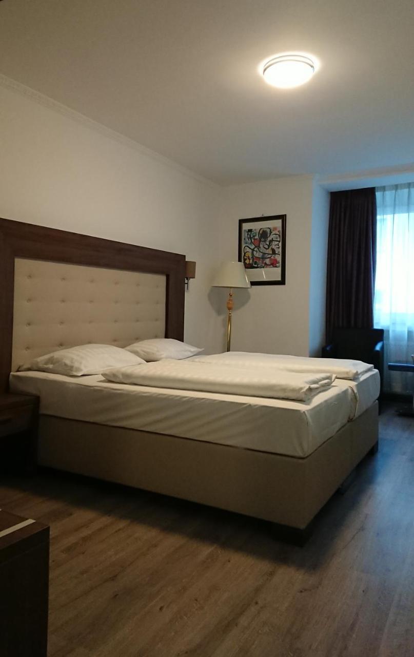 Batavia 3*